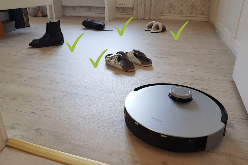 Ecovacs Deebot X1 OMNI beim Objekterkennungstest von höheren Objekten